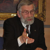 prof. dr hab. Emil Orzechowski